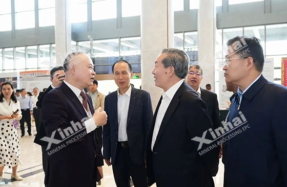 Vice Governor Shi Jichun and Chairman Zhang Yunlong had a friendly exchange