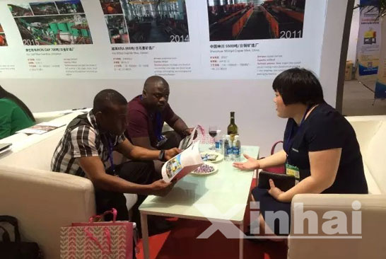 Xinhai staff in Sudan office is introducing Xinhai EPC service to visitors Photo of Xinhai staff in Sudan office is introducing Xinhai EPC service to visitors