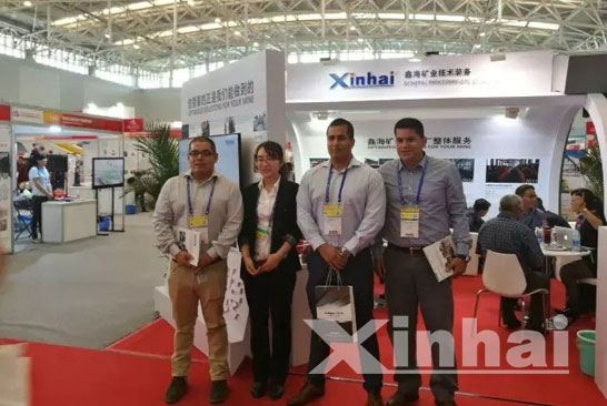 Photo of Visitors took pictures with Xinhai staff. Photo of Visitors took pictures with Xinhai staff.