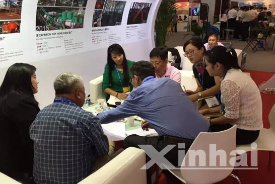 Photo of Visitors and Xinhai staff Photo of Visitors and Xinhai staff