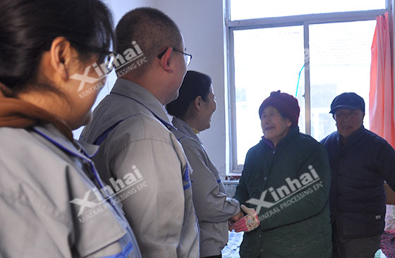 Xinhai-volunteers-talk-with-the-old -granny