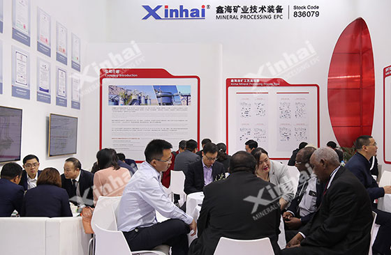 Xinhai-business-staff-communicated-with-customers