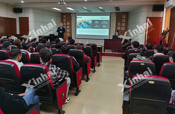 Mr. Zhang Yunlong introduced Xinhai to the students