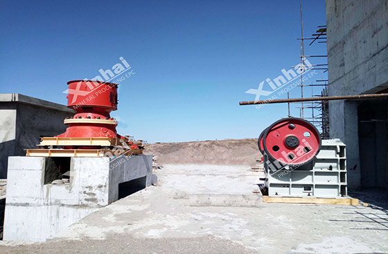 cone crusher and jaw crusher on the ore processing site.jpg