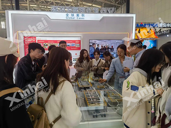 Students-came-to-Xinhai's-booth-to-visit-and-study.jpg