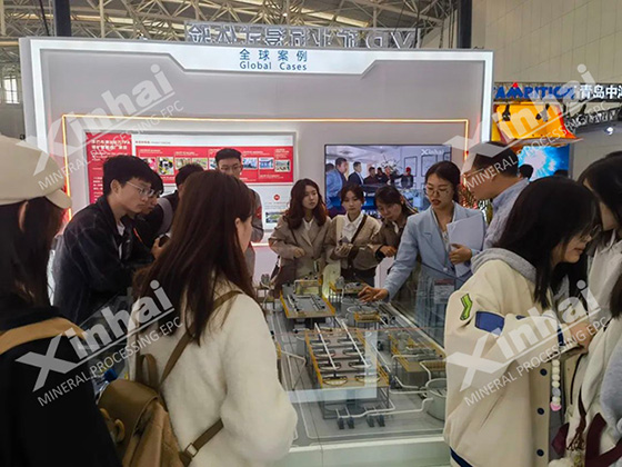Students-came-to-Xinhai's-booth-to-visit-and-study.jpg Students-came-to-Xinhai's-booth-to-visit-and-study.jpg