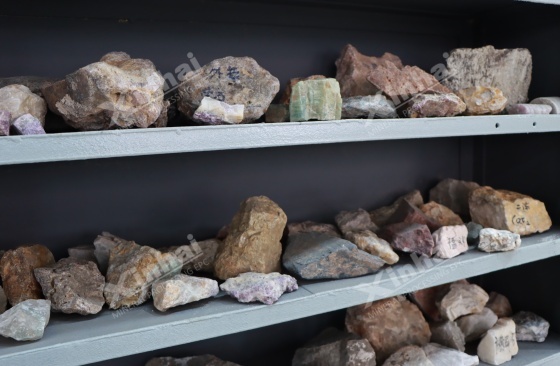 lepidolite-ore