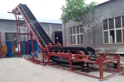 Belt Conveyor with High Inclination Angle and Waved Guard Side